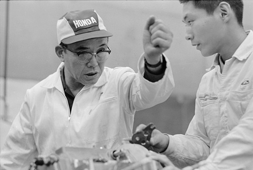 本田 宗一郎氏 明治39年11月、静岡県磐田郡光明村に、鍛治屋の長男として生まれる。69歳。昭和14年、浜松高等工業専門学校2学年修了で中退。昭和23年、本田技研工業を資本金100万円で設立。オートバイの生産を開始。27年、小型エンジンの発明で藍綬褒章を受章。48年10 月、社長を引退して取締役最高顧問となる。上智大学とミシガン工科大学の名誉工学博士。一男、二女はすべて結婚、孫は目下4人。1時間の対談時間中も、じっと座っているのがもどかしそう。(写真/Takeyoshi Tanuma/Getty Images)