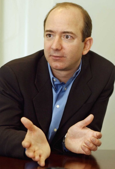 <span class="fontBold">ジェフ・ベゾス(Jeffrey P. Bezos)</span>氏<br>1964年1月ニューメキシコ州アルバカーキ生まれ、37歳。86年、米プリンストン大学でコンピューターサイエンスと電気工学の学位を取得。同年、ハイテクベンチャーのファイテルに入社。88年、米大手銀行のバンカース・トラスト入行。コンピューターシステム開発部門で資産管理システムを開発。90年、26歳で最年少のバイスプレジデント(副社長)に就任。同年、米ヘッジファンドのD・E・ショー入社。92年、シニアバイスプレジデント(上級副社長)に就任。94年、退社。同年、アマゾン・ドット・コムを設立。現在、同社の最高経営責任者(CEO)。(写真=AP/アフロ)