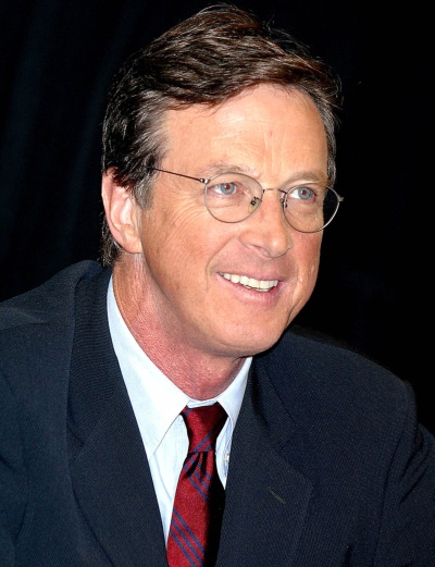 <span class="fontBold">マイクル・クライトン(Michael Crichton)氏</span><br />1942年10月23日、米シカゴ生まれ。本名:ジョン(John)・マイクル・クライトン。ハーバード大学で人類学を専攻し、64年に卒業。同大学医学部に入学し、69年に卒業後、カリフォルニアのソーク生物学研究所の特別研究員となる。医学部在学中からミステリーを書き始め、69年、医学博士号を取得するのと同時に『アンドロメダ病原体』を発表、ベストセラーになる。『ジュラシック・パーク』『ディスクロージャー』など代表作多数。(写真:ユニフォトプレス)