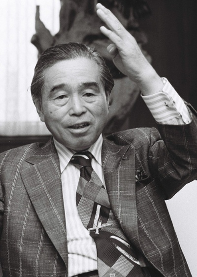 鬼塚喜八郎(おにづかきはちろう)氏大正7年、鳥取県生まれ。59歳。昭和11年、旧制鳥取第一中学(現鳥取西高)を卒業、約10年間の軍隊生活を経て、同24年に鬼塚商会を設立。その年に、社名をオニツカと改称し現在に至る。鳥取一中時代は柔道、剣道をたしなみ、体には自信があったそうだが、村の相撲大会で胸を強打、その後肋膜炎に悩まされる。会社を設立してからの二度の闘病生活と軍隊経験が「経営面での糧になっている」という。現在は健康そのもので、スポーツ用品会社らしく、週1回のゴルフが唯一の趣味とか。