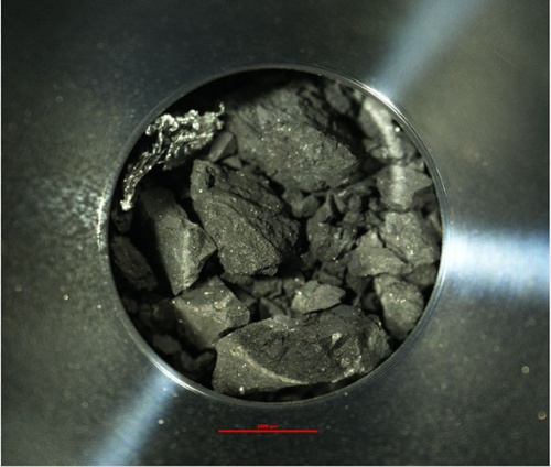 回収された再突入カプセルに入っていた、小惑星リュウグウのサンプル（画像：JAXA）