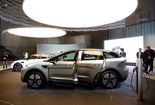 ソニーグループの電気自動車（EV）戦略が次第に明らかになってきた。写真は日本時間5日に米ラスベガスで公開した試作車「VISION-S 02」（2022年　ロイター/Steve Marcus）