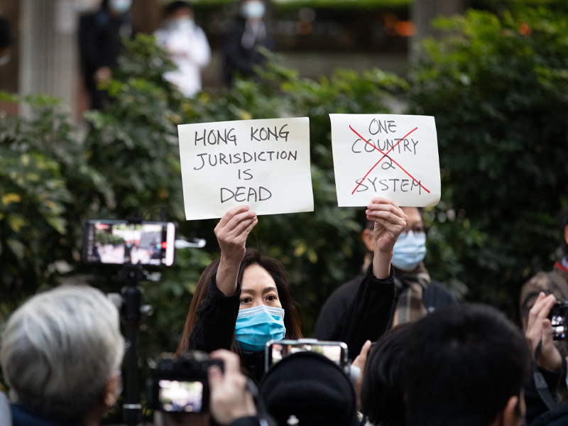 民主派と体制側の双方が批判、脅迫も受ける香港裁判官の苦悩