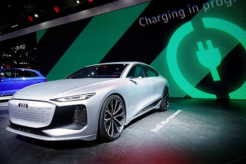 電気自動車（EV）にいち早く舵を切った独フォルクスワーゲン（VW）など欧米メーカーが、日本で攻勢を強めている。写真はアウディのEV「e-tron」のコンセプトカー。2021年4月、上海で撮影（2022年　ロイター/Aly Song）
