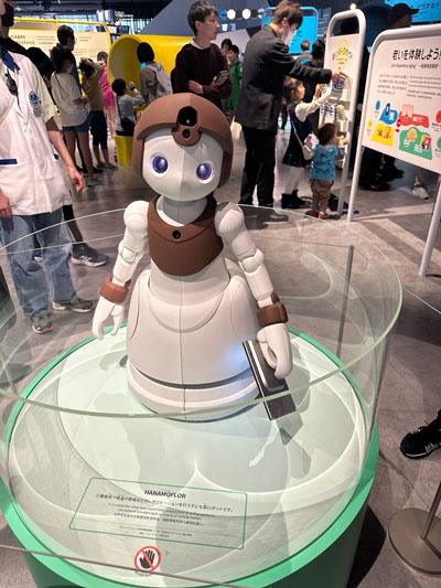 ソフトバンクGの人型ロボット「ペッパー」 介護施設で第二の人生：日経ビジネス電子版