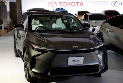 トヨタ自動車が同社初の量産電気自動車（EV）の発売を控え、滑り出しでつまずかないよう入念な準備を進めている。写真はEV「bZ4X」。都内で2021年12月撮影（2022年　ロイター／Kim Kyung-Hoon）