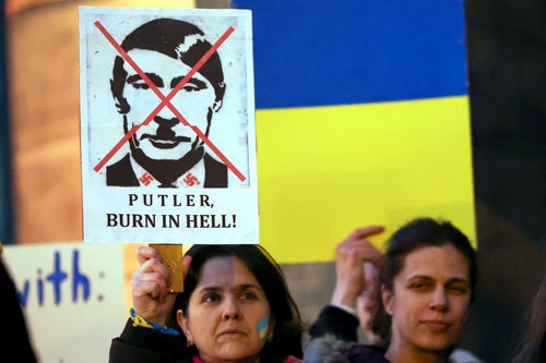 プーチン大統領をヒトラーになぞらえて、ウクライナ侵攻を批判する人々（写真：ロイター/アフロ）