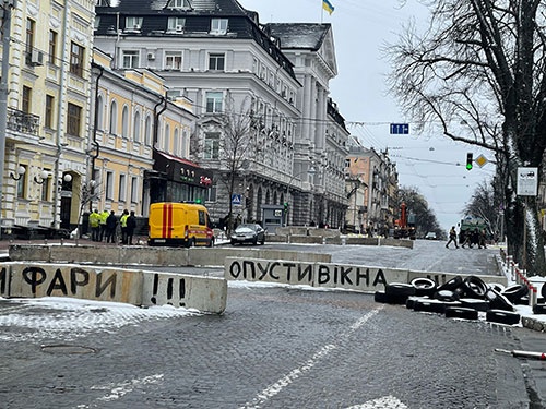 ロシア軍の侵入を妨げるため、路上に障害物の設置が進む(2月28日)