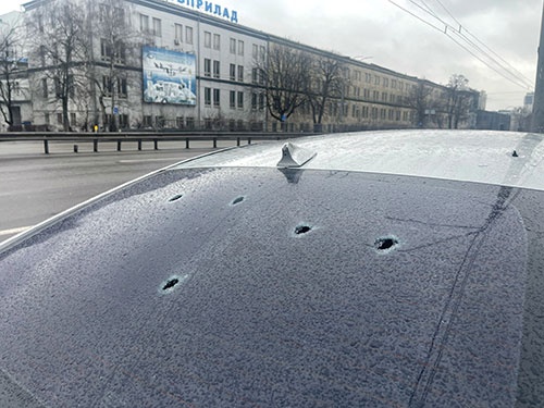 銃撃戦によってクルマの窓ガラスに穴が開いている。キエフ西部の都市にて(3月2日)