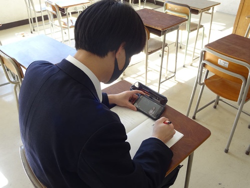 東京都立本所高校では放課後や長期休暇中の自習教材として「スタディサプリ」を使う（写真：本所高校提供）