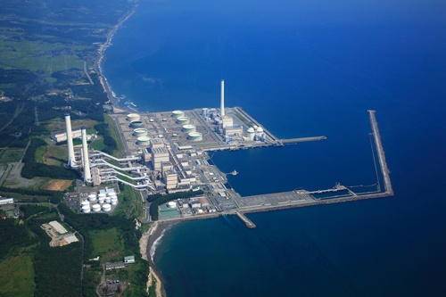 今回の地震で福島県の広野火力発電所（写真）など複数の火力発電所が止まったままだ（写真：アフロ）