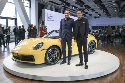 ポルシェの2トップ、オリバー・ブルーメ取締役会会長(左)と財務およびIT担当のルッツ・メシュケ取締役会副会長。この新型911は、年内には日本でも発売される予定。(写真:Porsche AG)