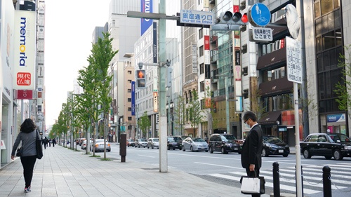 「日本の目抜き通り」とも呼ばれる銀座中央通りも、人がまばら。それでも営業を続けるブランドショップが散見された