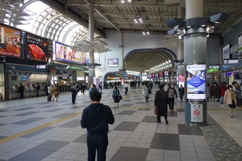 午後4時頃の品川駅構内の様子。駅周辺の人通りはまばらだが、構内には常に一定の往来があった