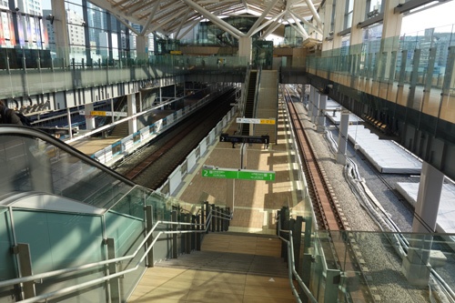 午後4時頃のJR高輪ゲートウェイ駅。3月に開業したばかりの真新しい構内には、ほとんど人けがなかった