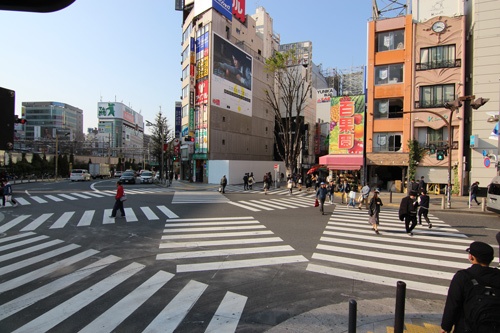 午後4時の新宿駅東口前。いつもは繁華街を練り歩く学生や若者が闊歩(かっぽ)する交差点もこの日は人通りがまばらな様子