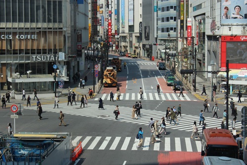 午後1時半の渋谷駅前のスクランブル交差点。若者や観光客が行き交う交差点だが、この日は少数のサラリーマンが歩いている姿が目立った