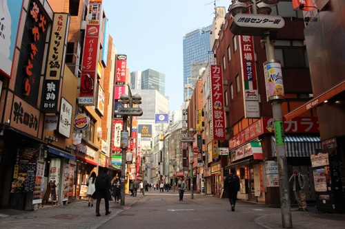 午後2時の渋谷センター街。休業している店舗も多く、営業中の飲食店の前では従業員が手持ち無沙汰な様子だった