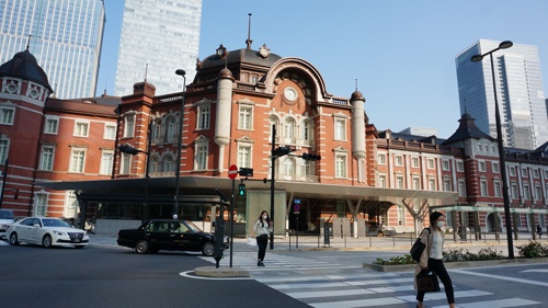 普段は人通りが絶えない東京駅・丸の内北口も静まりかえっている。旅行者の姿はほとんど見えないが、隣接する大手町や丸の内のオフィス街に向かう人は絶えない