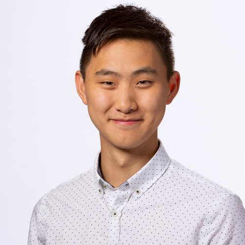 <span class="fontBold">アレックス・ワン(Alexandr Wang)</span><br>米スケールAI CEO(最高経営責任者)<br> 米マサチューセッツ工科大学(MIT)でコンピューター科学と数学を学ぶが、1年で中退。2014年、17歳の時に米の金融系ベンチャーAddeparにソフトウエアエンジニアとして参画、また同年にコミュニティーサイト米クオーラのテック・リードを務める。その後アルゴリズム開発者などを経て、米カリフォルニア州のベンチャーファンド、Yコンビネーターのプログラムに参画。2016年6月に19歳でAIデータのプラットフォームを目指すスケールAIを創業した。現在24歳。