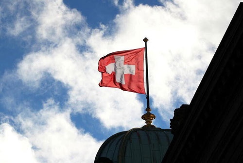 スイスの代名詞となっている永世中立という外交政策が、過去数十年間で最大の試練に直面している。写真はスイスの国旗。ベルンの連邦議事堂で2018年12月撮影（2022年　ロイター／Denis Balibouse）