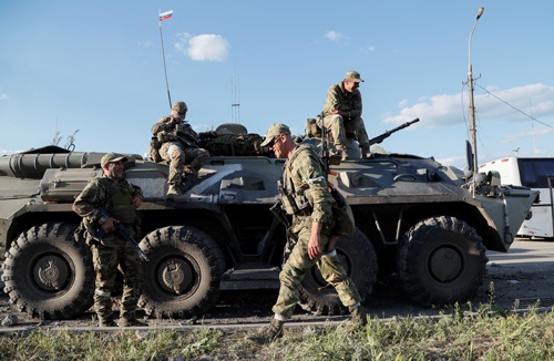 ロシアはウクライナ南東部のマリウポリを完全に制圧しつつある。だが、マリウポリが属するドンバス地域全体を支配しようとする戦いは敗北の公算が高まってきた。写真はマリウポリで16日、アゾフスターリ製鉄所から負傷したウクライナ兵が退避する前に待機する親ロシア派武装勢力（写真：ロイター／アフロ）