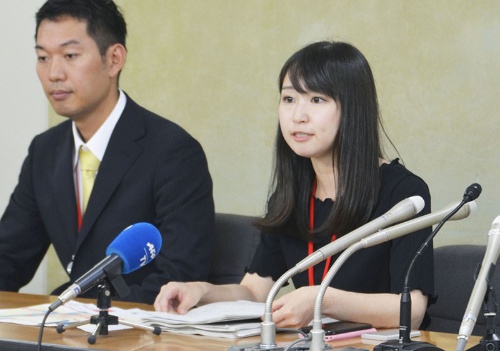 ヒール付きパンプス強制の反対署名について6月3日午後、厚生労働省で記者会見する女優でライターの石川優実さん(写真/共同通信)
