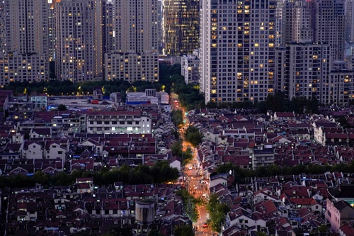 ６月６日、中国南東部の仏山市で２年間も物件を探していたボラー・イップさんは、新築マイホーム購入の夢をいったん棚上げした。上海の住宅地区で2020年10月撮影（2022年　ロイター/Aly Song）