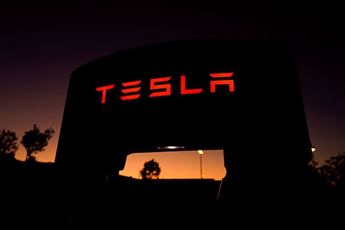 6月2日、米電気自動車(EV)大手・テスラが半自動運転機能「オートパイロット」からレーダーセンサーを削除すると発表したことが、波紋を呼んでいる。カリフォルニア州サンタクラリタで2019年10月撮影(2021年 ロイター/Mike Blake)