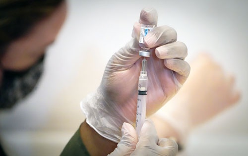 6月7日、米製薬大手ジョンソン・エンド・ジョンソン（J&J）が開発した新型コロナウイルス感染症（COVID-19）ワクチンの米国内での接種がペースダウンしている。写真は5月、ニューヨークでJ＆Jのワクチンを準備する医療関係者（2021年　ロイター/Carlo Allegri）
