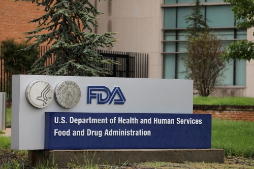 6月11日、米医薬品大手・バイオジェンがエーザイと共同開発したアルツハイマー病治療薬「アデュヘルム（一般名・アデュカヌマブ）」は、米食品医薬品局（FDA）が約20年ぶりに承認したアルツハイマー病向け新薬となった。米メリーランド州ホワイトオークのFDA本部で2020年8月撮影（2021年　ロイター/Andrew Kelly）