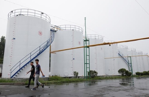 中国の石油業界で「ティーポット」と呼ばれる、国営石油会社に属さない独立系製油所は一時稼働が落ち込んでいたが、息を吹き返しそうだ。写真は山東省の工場に設置された石油タンク。2018年7月撮影（2022年　ロイター／Jason Lee）