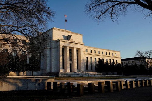 コロナ禍が経済を恐慌に落とし入れるのを防いで賞賛を浴びた世界の中央銀行が今、その後始末に苦慮している。写真はワシントンのFRB。1月撮影（2022年　ロイター／Joshua Roberts）