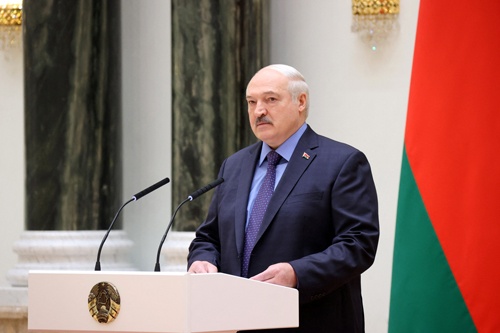 6月27日、ベラルーシのルカシェンコ大統領（写真）は、ロシアのプーチン大統領に感謝するかお願いする立場が続いた。ミンスクで同日撮影。ベラルーシ大統領府提供（2023年　ロイター）
