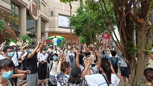 ショッピングセンター前で抗議の声をあげる人々（筆者撮影）