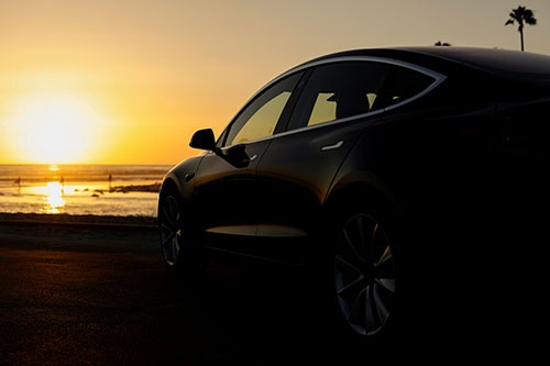 6月29日、米電気自動車(EV)・大手テスラのショールームで流線型の新型車「モデル3」を購入したあなたは、地球のために少しでも良いことをしたとの満足感に包まれている。写真は2018年6月、カリフォルニア州カーディフに停車中のテスラ「モデル3」(2021年 ロイター/Mike Blake)