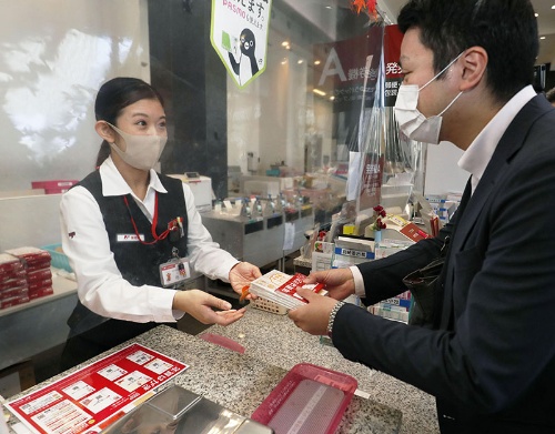 人手に頼る業務が多い郵便局。デジタルの力でどこまで変われるか(写真:共同通信)