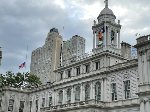 バイデン大統領は政府関連機関に10日まで、安倍元首相を追悼するため半旗を掲げるよう命じた。写真は8日夕刻のニューヨーク市庁舎