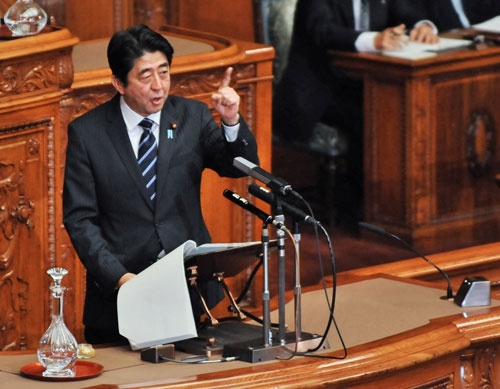 2013年1月、「強い経済を取り戻す」と所信表明演説をする安倍晋三首相（当時）（写真＝アフロ）