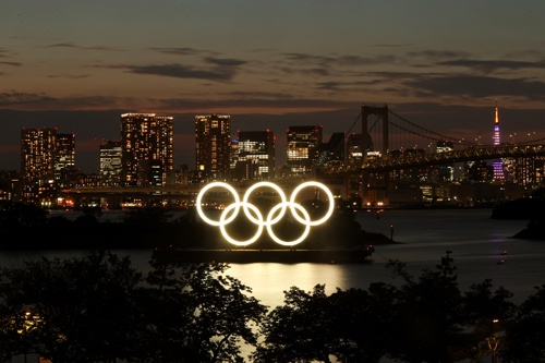 7月14日、2030年までに12兆円と都が見込んだ東京五輪・パラリンピックの需要押し上げ効果(レガシー効果)は、新型コロナウイルス禍と五輪の大幅な規模縮小で前提が崩れた。東京都で6月21日撮影(2021年ロイター/Pawel Kopczynski)