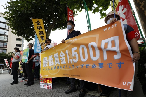 最低賃金の大幅引き上げを求めて気勢を上げる全労連関係者ら(写真:共同通信)