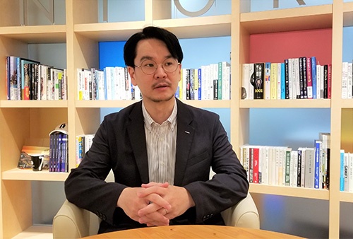 新井悠(あらい・ゆう)氏 2019年NTTデータ入社。20年以上サイバーセキュリティーに携わる。日本に7人しかいない経済産業省の情報セキュリティ対策専門官