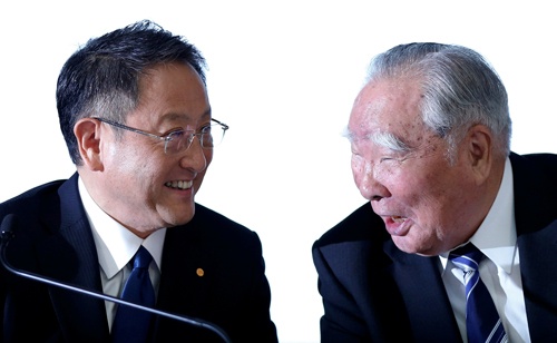 スズキの鈴木修会長(右)の資本注入要請をトヨタの豊田章男社長が受け入れた(写真:ロイター/アフロ、2016年に業務提携に向けた検討開始を発表した記者会見)