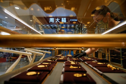 若い世代の豊かな中国人消費者の多くにとって、現代的でシンプルな宝飾品は流行遅れ。代わって返り咲いたのは「伝統」である。写真は上海にある周大福の店舗で8月18日撮影(2021年 ロイター/Aly Song)