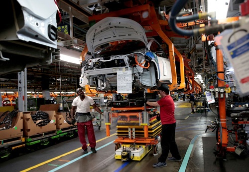 米自動車大手、ゼネラル・モーターズ(GM)と韓国の複合企業LGは長年にわたり、手を携えて電気自動車(EV)の開発に取り組んできた。写真はミシガン州レイク・オリオンにあるGMの工場で、部分的に組み立てられたEV「シボレー・ボルト」。2018年3月撮影(2021年 ロイター/Rebecca Cook)