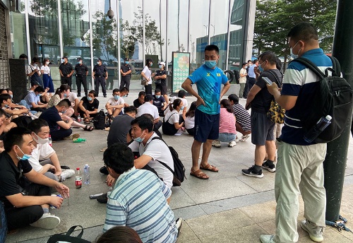 中国恒大本社近くに集まり、融資や金融商品の返済を要求する人々。16日、広東省深センで撮影(2021年 ロイター/David Kirton)