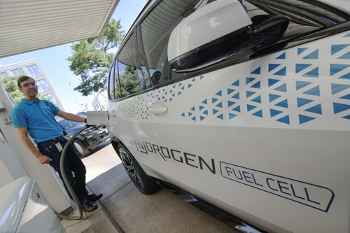 9月22日、 未来の自動車技術の最有力候補はバッテリーかもしれないが、劣勢の水素を切り捨てるべきではない―─。写真は3日、独ミュンヘンの給油所でBMWの水素燃料電池車の試作車をチャージするユルゲン・グルドナー副社長（2021年　ロイター/Nick Carey）