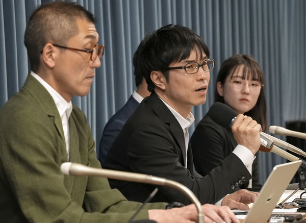 4月に会見で「教職調整額」について話す西村教諭（写真＝共同通信）