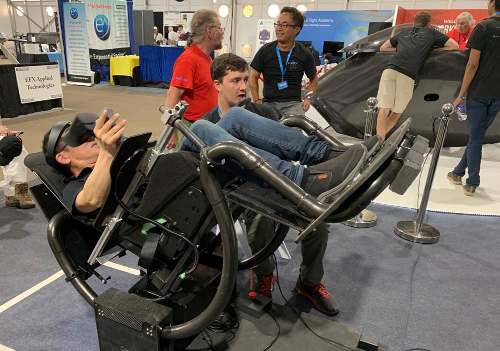 BlackFlyの飛行シミュレーター。VRを使っている。