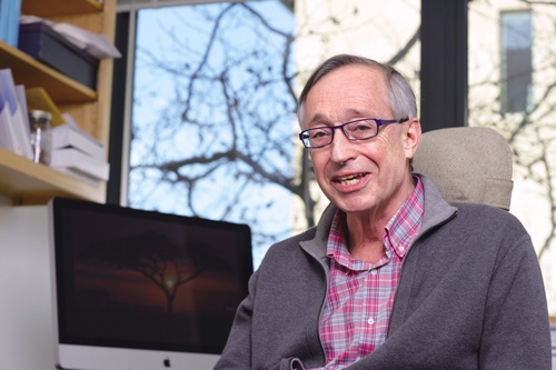 ポール・ミルグロム(Paul Milgrom) 	米スタンフォード大学経済学部教授 1948年米国デトロイト生まれ。70年に米ミシガン大学を卒業、保険数理士(アクチュアリー)の仕事に数年間従事した後、78年に米スタンフォード大学経営大学院で博士号(Ph.D.)を取得。87年から現職。著書に『組織の経済学』(共著、NTT出版)、『オークション理論とデザイン』(東洋経済新報社)などがある。(写真:林幸一郎、以下同)